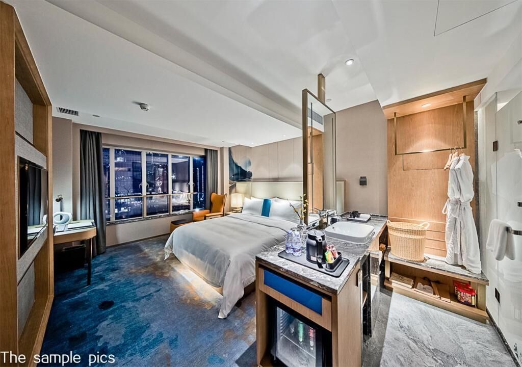 Tallelokero huoneessa, työpöytä, pimennysverhot, äänieristys