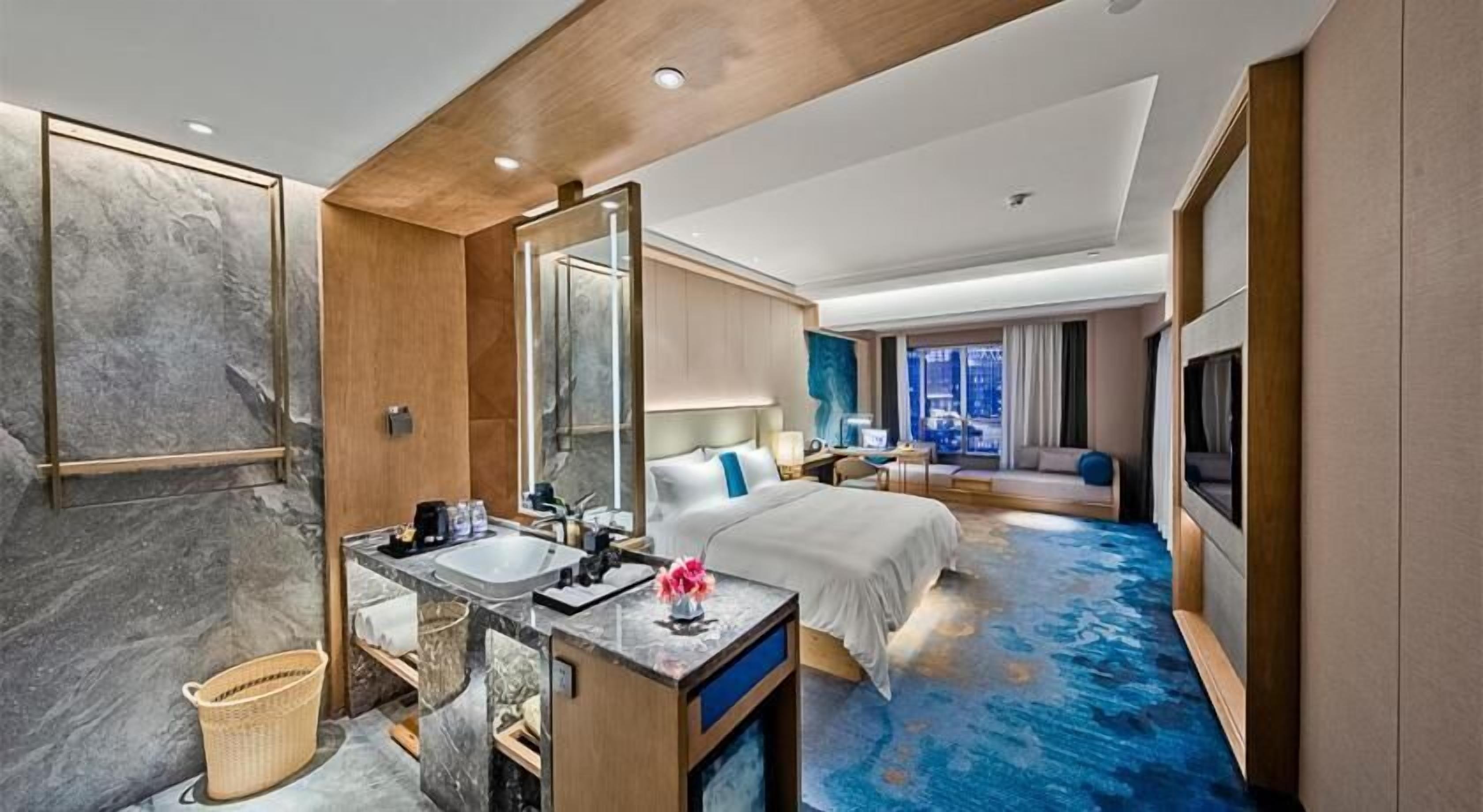 Tallelokero huoneessa, työpöytä, pimennysverhot, äänieristys