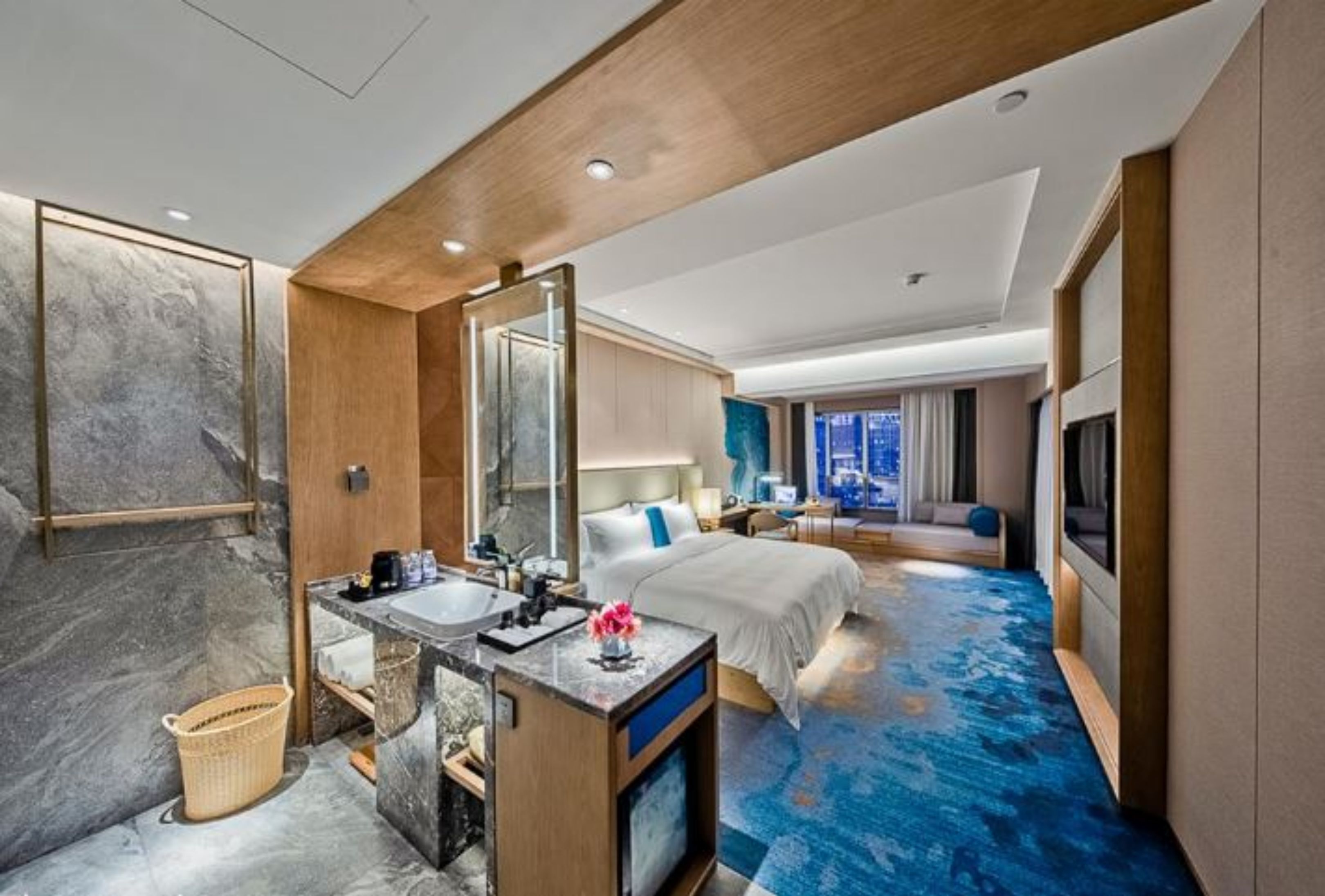 Tallelokero huoneessa, työpöytä, pimennysverhot, äänieristys