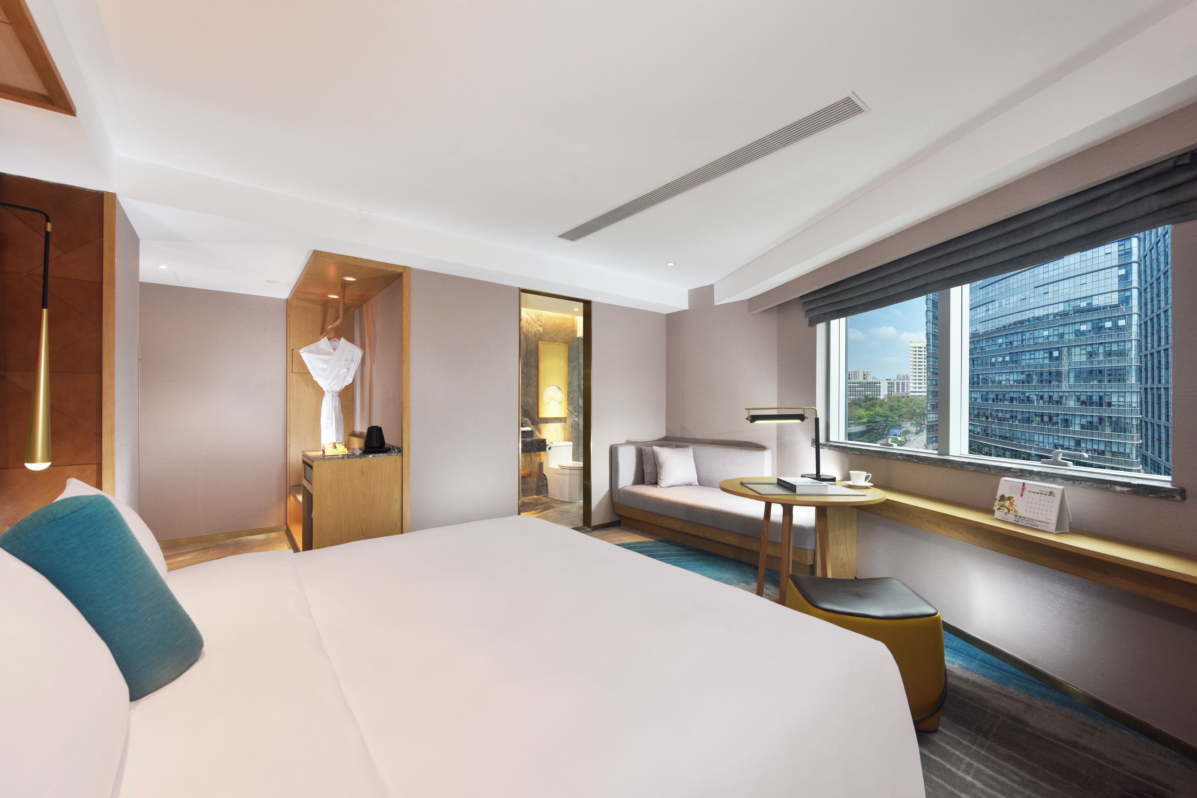 ルーム クイーンベッド 1 台 禁煙 | セーフ  ティボックス (室内)、デスク、遮光カーテン、防音設備