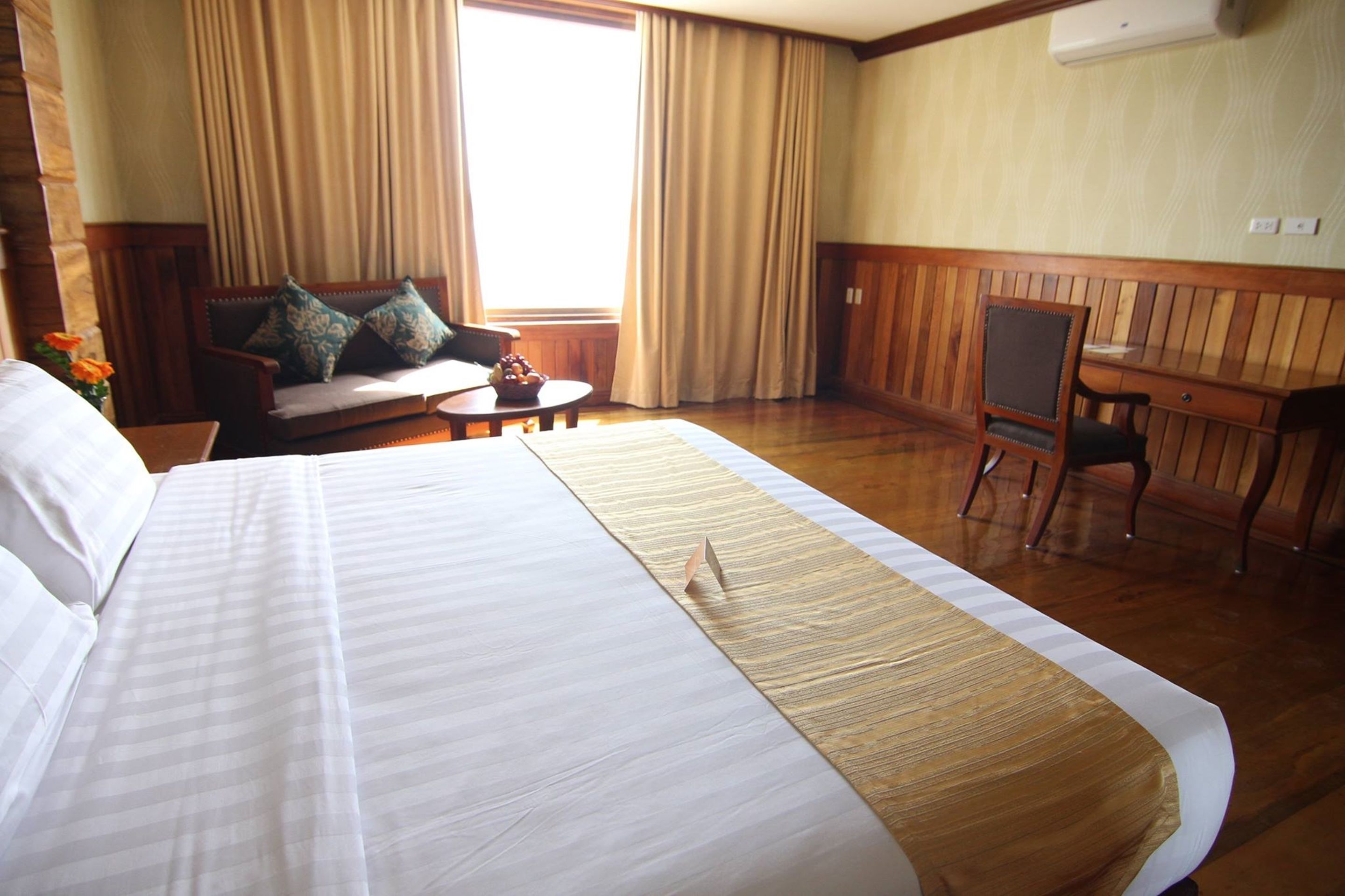 superior room | desk, soundproofing, free wifi, bed sheets