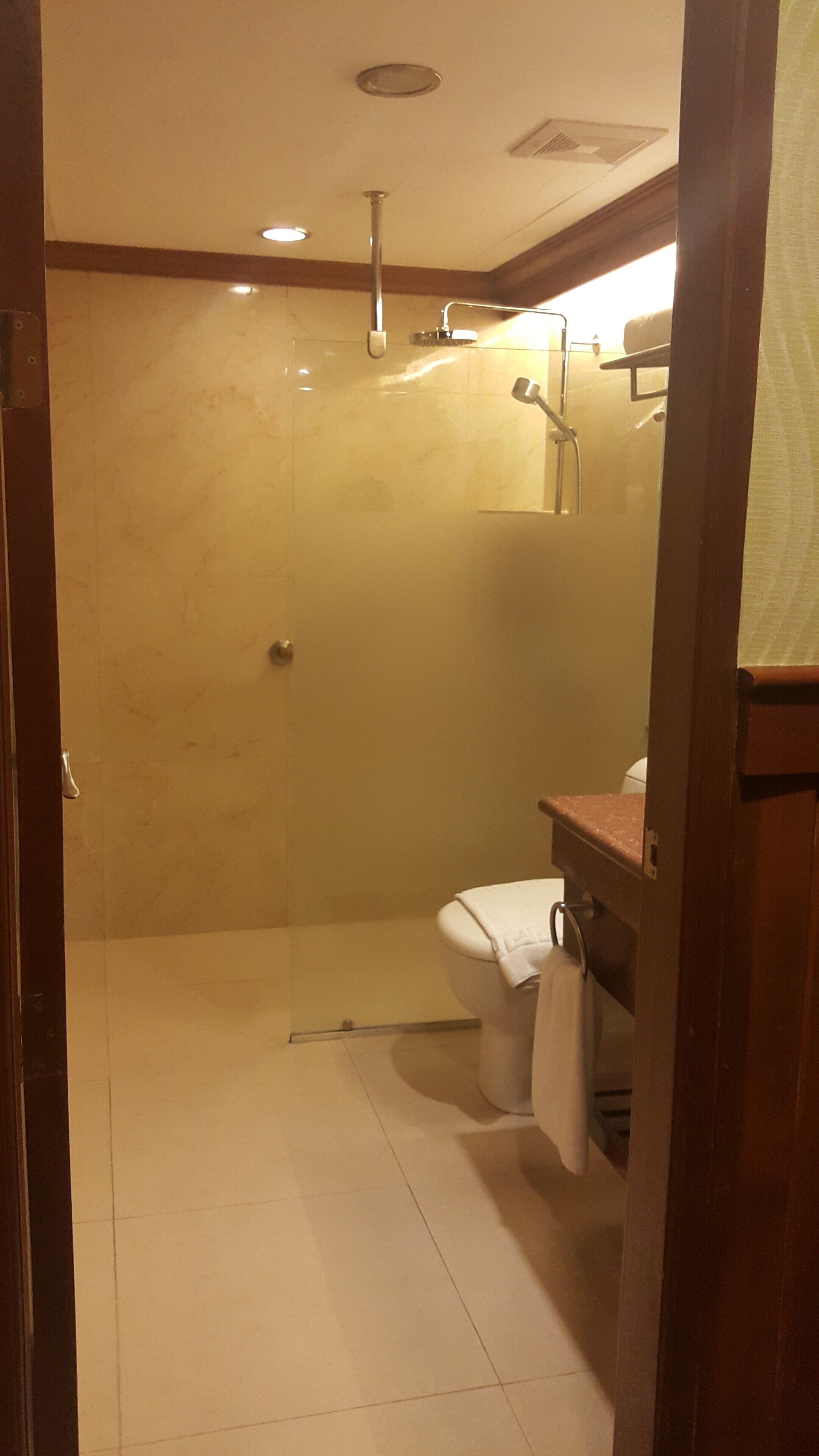 premier room | bathroom | combined shower/bathtub, free toiletries, towels