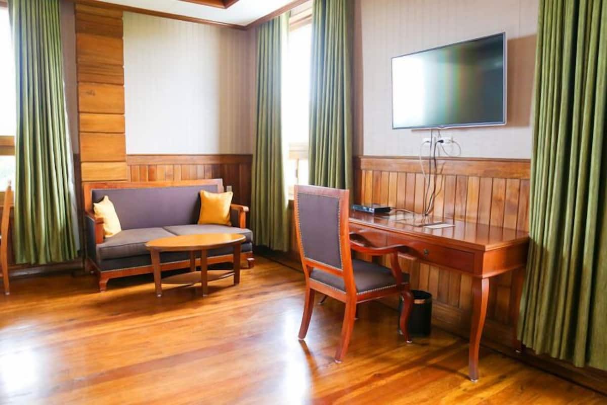 superior room | desk, soundproofing, free wifi, bed sheets