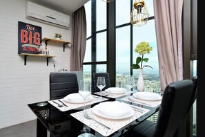 Apartamento, 1 habitación | Servicio de comidas en la habitación