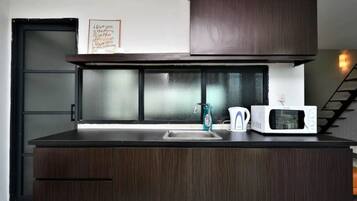 Apartamento, 1 quarto | Cozinha americana privada | Micro-ondas, chaleira elétrica