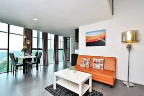 Departamento, 1 habitación | Sala de estar | Televisión de pantalla plana 