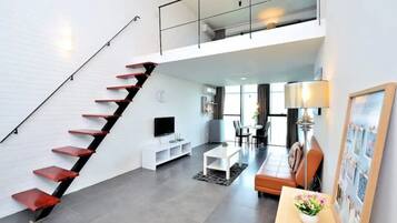 Apartamento, 1 quarto | Sala de estar | TV de tela plana