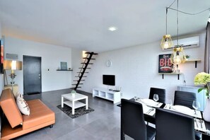 1 Bedroom | Living room | Flat-screen TV - 5 Pax Empire Soho by SYNC (Petaling Jaya)