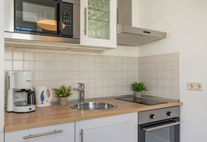 Jääkaappi, mikroaaltouuni, uuni, astianpesukone