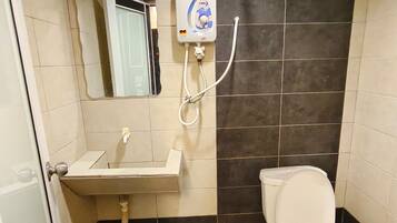 Douche, articles de toilette gratuits, bidet, serviettes fournies