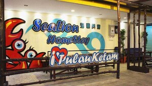 Placa de identificação da Sealion HomeStay Pulanketam, com design colorido e um personagem de desenho animado.