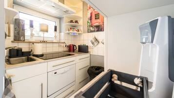 Kühlschrank, Geschirrspüler, Wasserkocher mit Kaffee-/Teezubehör