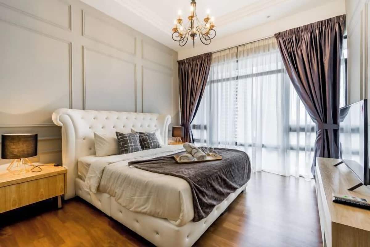 Cubrecamas, cortinas blackout y tabla de planchar con plancha