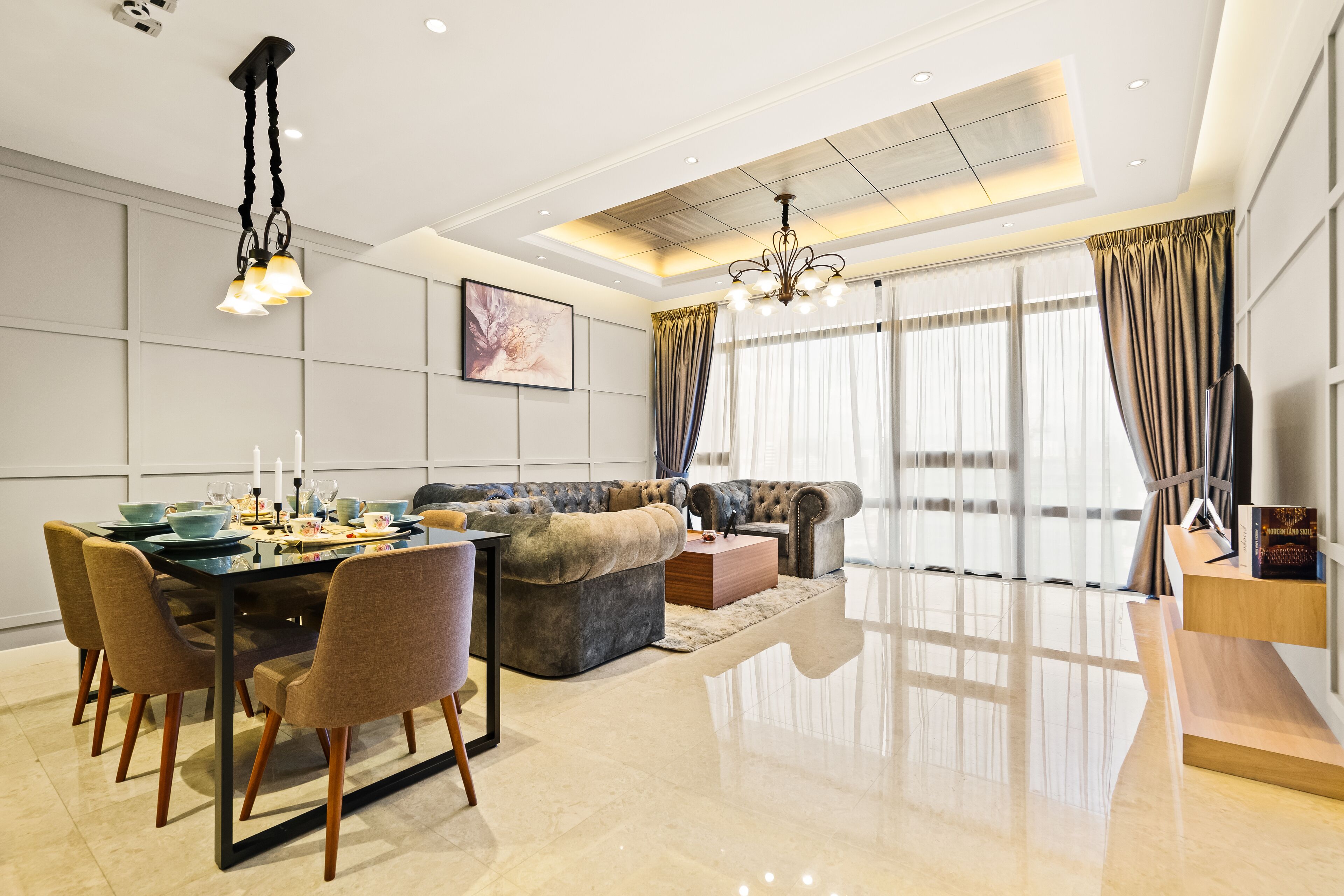 Un salon moderne avec un coin repas, comprenant un ensemble de canapés, une table basse et une table à manger avec des chaises.