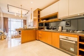 Refrigerador con freezer, microondas, horno, placa de cocina