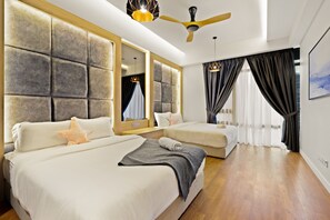 Cubrecamas, cortinas blackout y tabla de planchar con plancha 