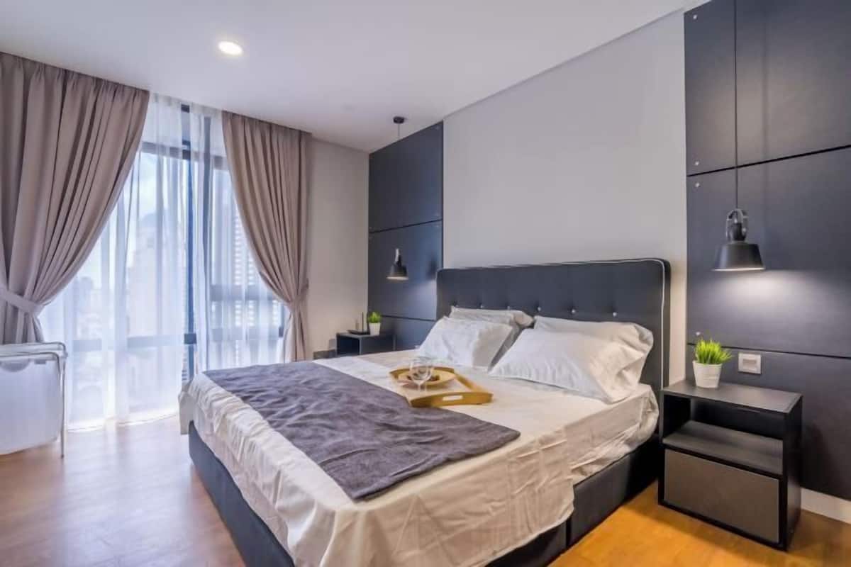 Cubrecamas, cortinas blackout y tabla de planchar con plancha