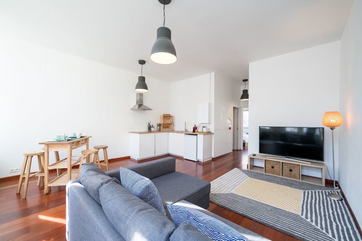 Superior-Apartment, 1 King-Bett und Schlafsofa | Wohnzimmer | 65-Zoll-LCD-Fernseher mit Premium-TV-Sendern, Fernseher, Netflix