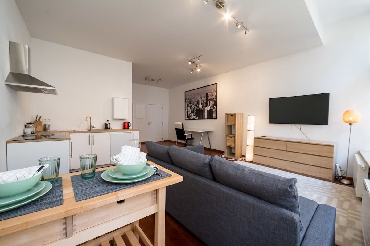 Executive-Apartment, 1 Schlafzimmer, Stadtblick | Wohnbereich | 65-Zoll-LCD-Fernseher mit Premium-TV-Sendern, Fernseher, Netflix