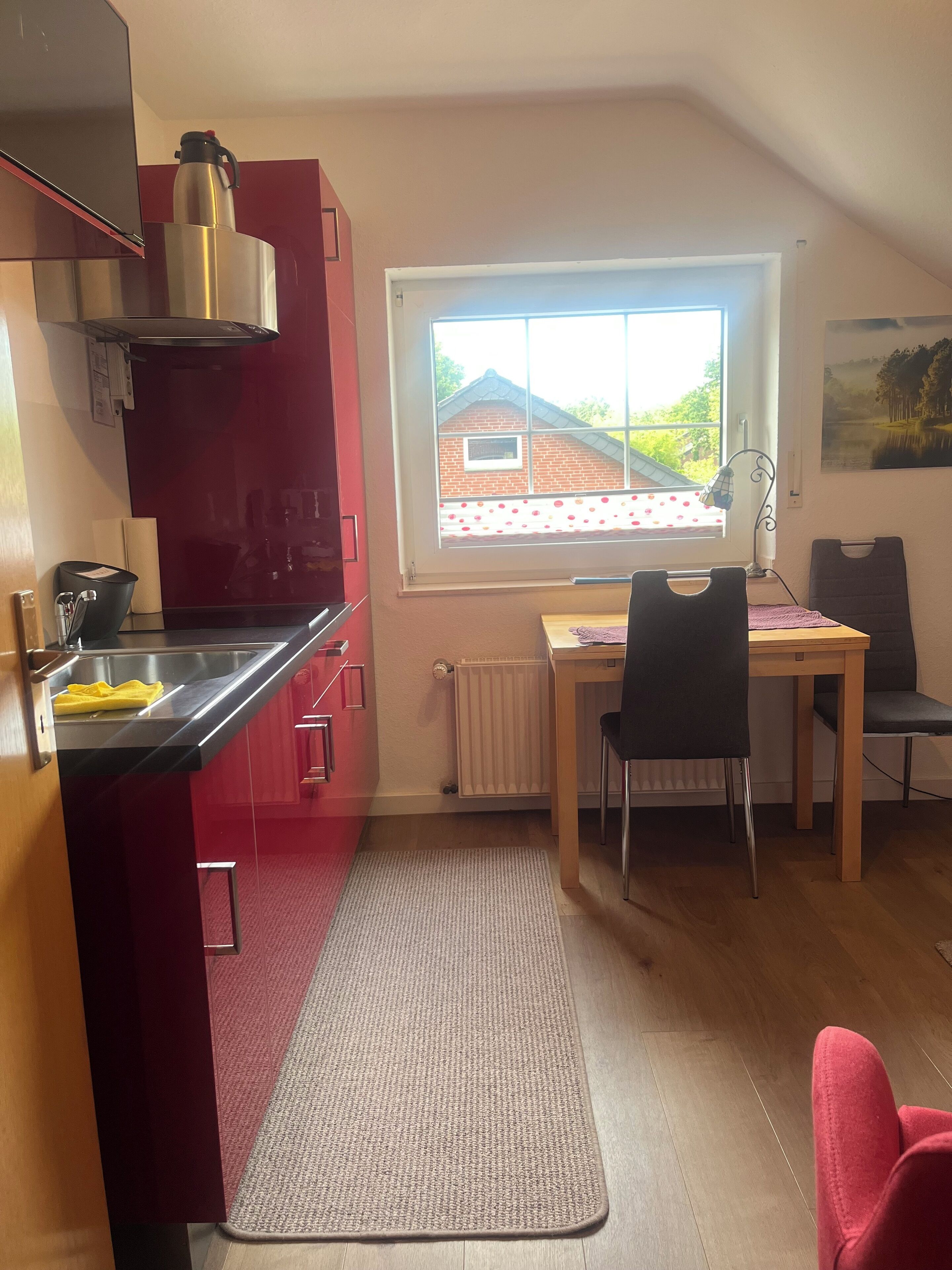 Kühlschrank, Mikrowelle, Wasserkocher mit Kaffee-/Teezubehör