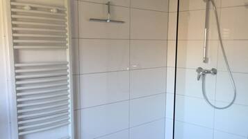 Ensemble douche/baignoire, sĂšche-cheveux, serviettes fournies, savon