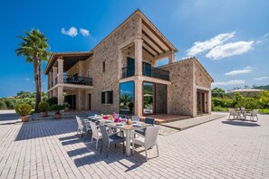 Outdoor dining - Rural Finca in Alcudia Ca Na Siona with pool (Alcudia)