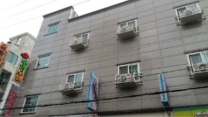 A multi-story building with balconies and windows. - Booyoung Motel (Geoje)