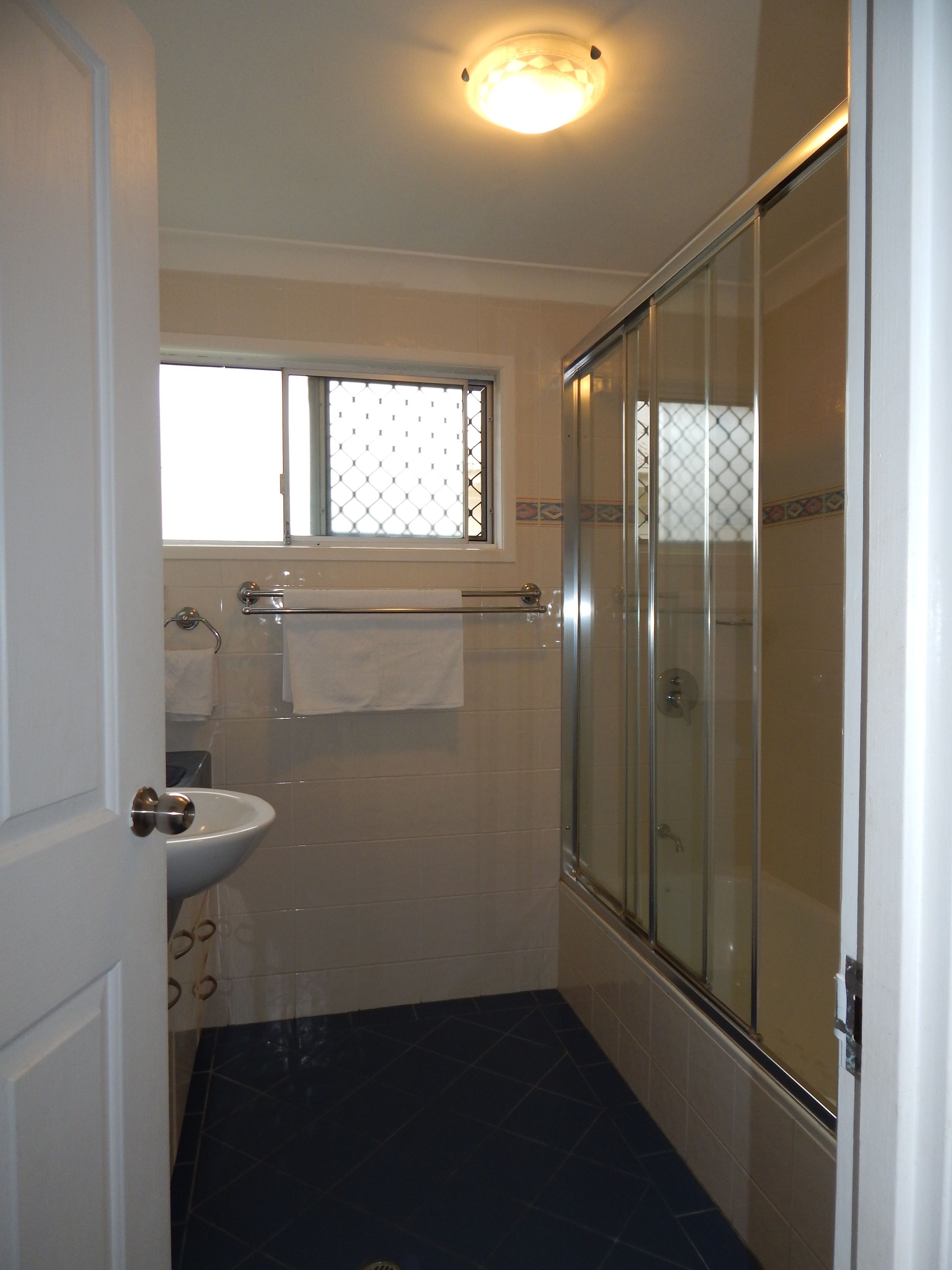 Rumah, 3 kamar tidur | Kamar mandi | Kombinasi shower/bathtub dan handuk