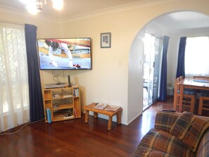 Television - Relaxing House By The Bay With Sun Year Round (Wynnum)
