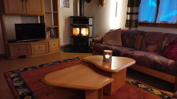 Fernseher, Kamin, DVD-Player, Bücher