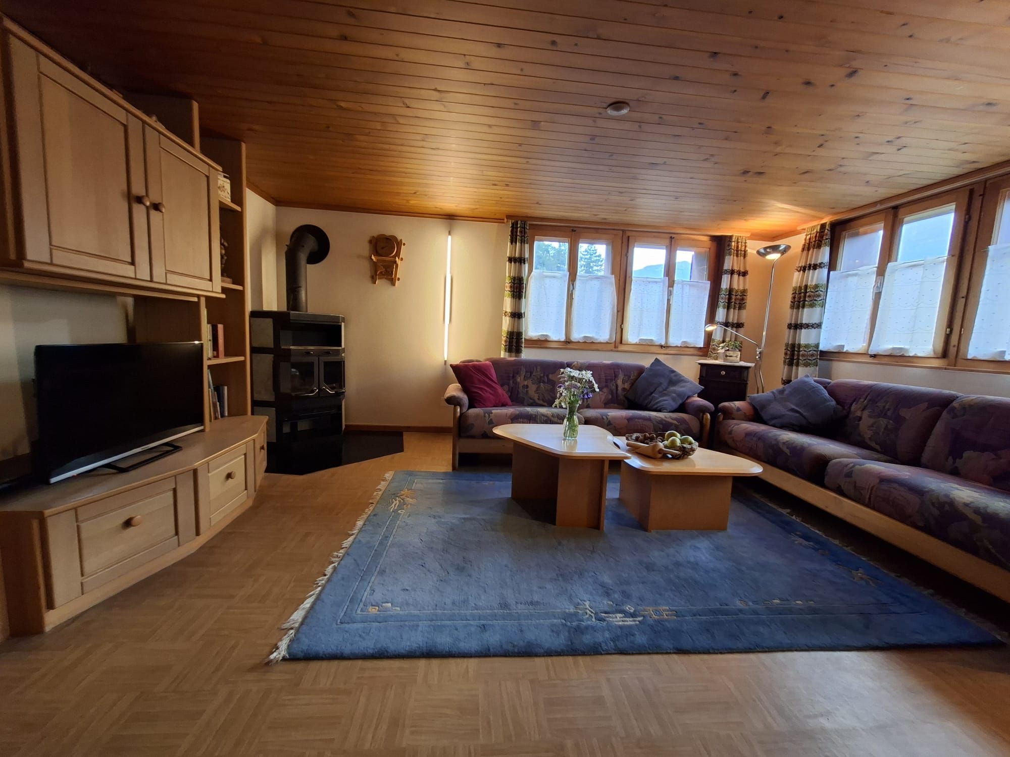 Un salon confortable avec une télévision, un canapé, une table basse et une cheminée.