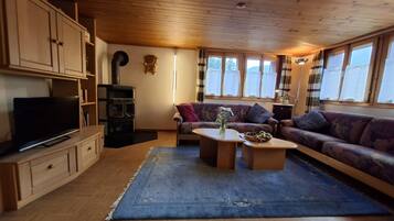 Un salon confortable avec une télévision, un canapé, une table basse et une cheminée.
