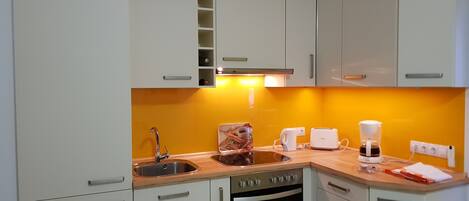 Geladeira, micro-ondas, fogão, cooktop