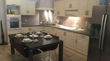 Een koelkast, een microgolfoven, een oven