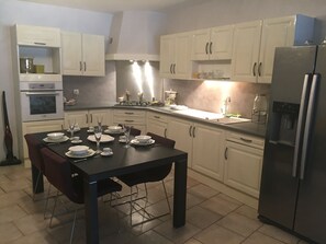 Kühlschrank, Mikrowelle, Ofen, Wasserkocher mit Kaffee-/Teezubehör