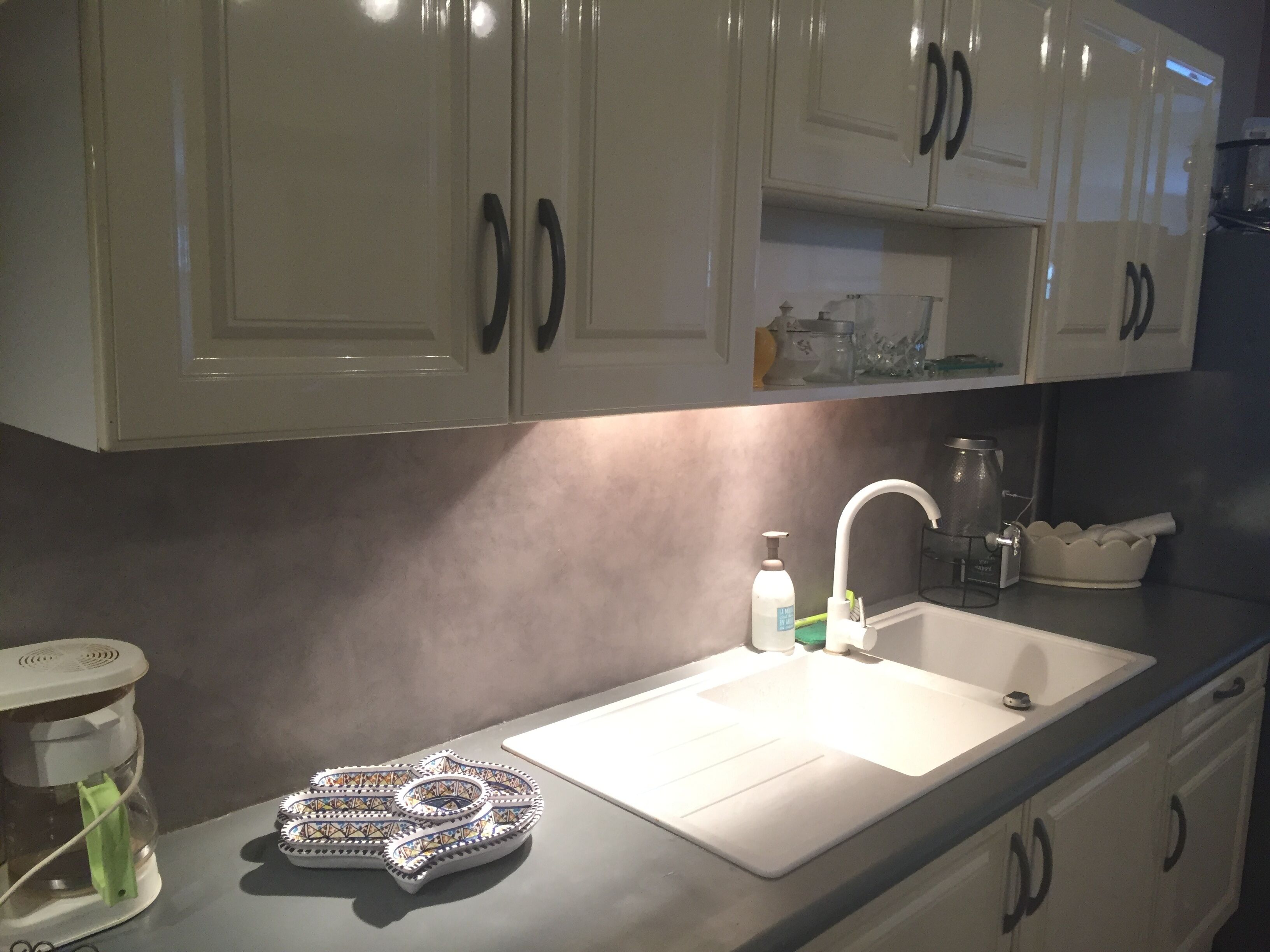 Een koelkast, een microgolfoven, een oven