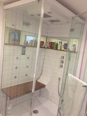 Dusche, Haartrockner, Handtücher, Toilettenpapier