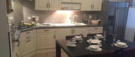 Réfrigérateur, micro-ondes, four, cafetière/bouilloire