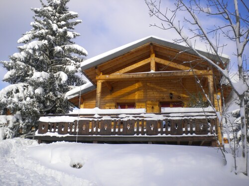 Chalet cosy Haut-Jura - Piscine sur le domaine - Belle terrasse