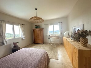 3 makuuhuonetta, työpöytä, silitysrauta/-lauta, vauvan matkasänky