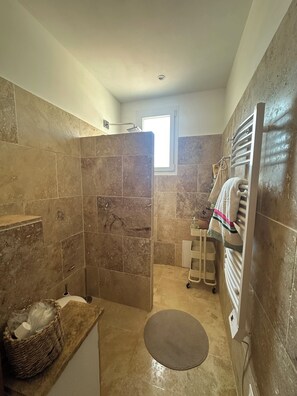 Douche, articles de toilette écologiques, sèche-cheveux