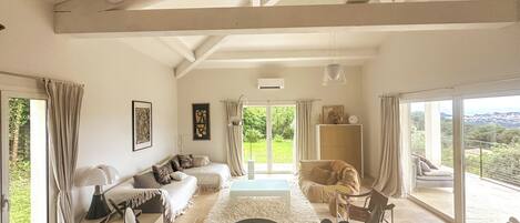 Smart-TV, Kamin, DVD-Player, Bücher