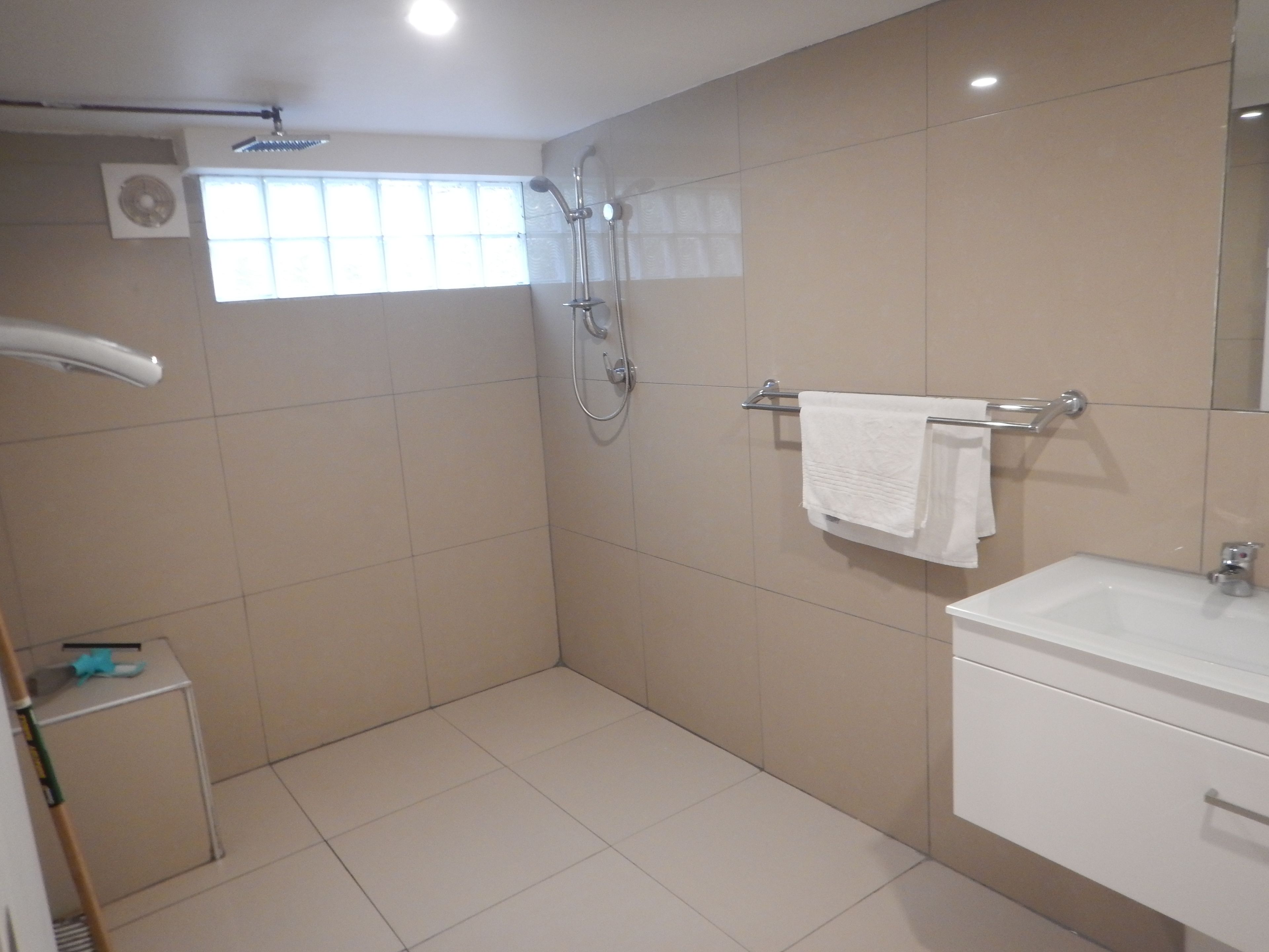 Rumah Basic, 5 kamar tidur | Kamar mandi | Kombinasi shower/bathtub, bathtub besar,  dan handuk