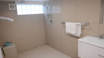 Rumah Basic, 5 kamar tidur | Kamar mandi | Kombinasi shower/bathtub, bathtub besar, dan handuk