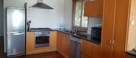 Casa básica, 5 habitaciones | Cocina privada | Refrigerador con congelador, microondas, horno y parrilla de estufa