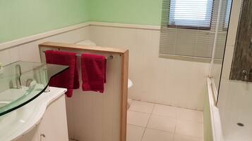 Cedar Lookout: 5-Bedroom Home (including 1 Tri-Bunk) | Bathroom