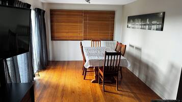 5 bedrooms, premium bedding, iron/ironing board, free WiFi