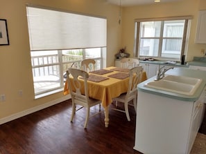 Family Condo, 2 Queen Beds, Non Smoking, Ocean View | In-room dining