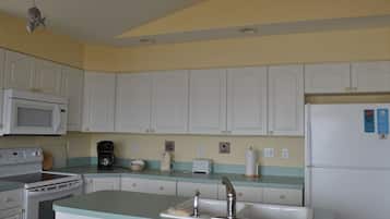 Family Condo, 2 Queen Beds, Non Smoking, Ocean View | Private kitchen