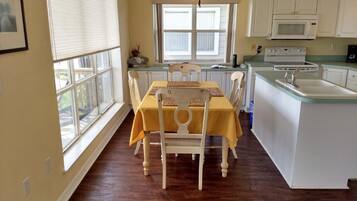 Family Condo, 2 Queen Beds, Non Smoking, Ocean View | Private kitchen | Fridge, microwave, oven, stovetop